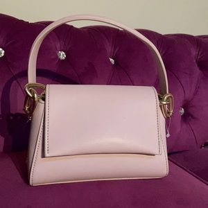 H.o.w lavender handbag it’s so pretty.